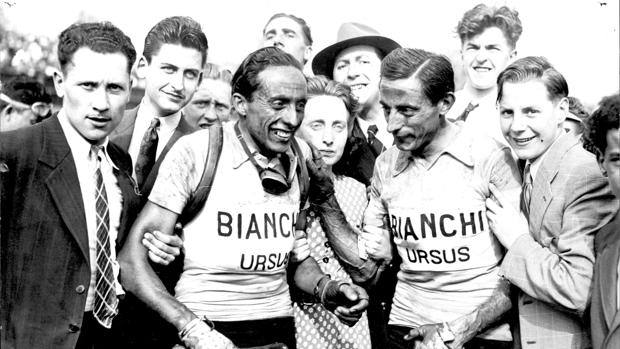 Fausto Coppi celebra il fratello Serse Parigi-Roubaix